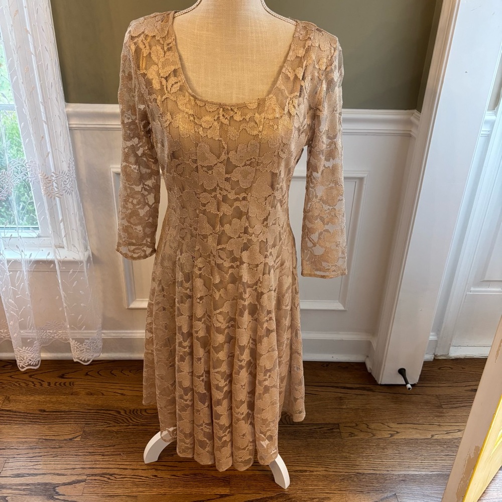 Leslie Fay sz 8 Elegant Lace Dress in‎ Beige/gold  3/4 sleeve with slip  A line